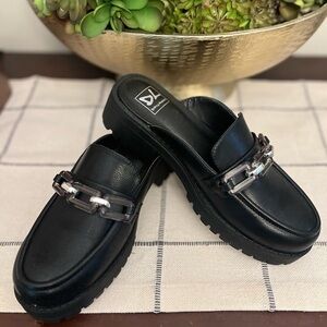 DIRTY LAUNDRY Black Loafers Womens Sze 6.5/37M with Chain Detail NWOT Comfy Chic
